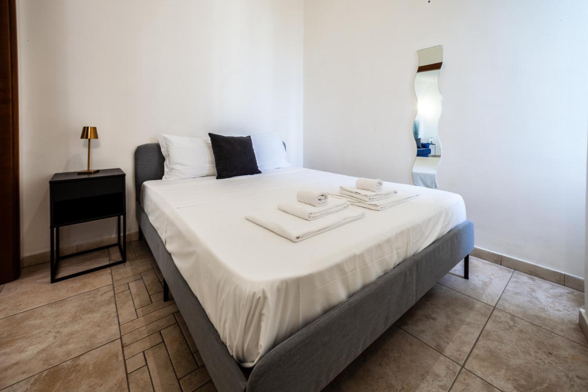 Mh Suites Rooms Apartments Баколи Екстериор снимка